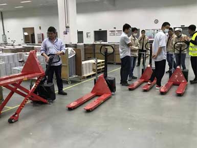 電動(dòng)高升程搬運(yùn)車交付使用，感謝廠家羅總親自跟客戶講解操作方法！